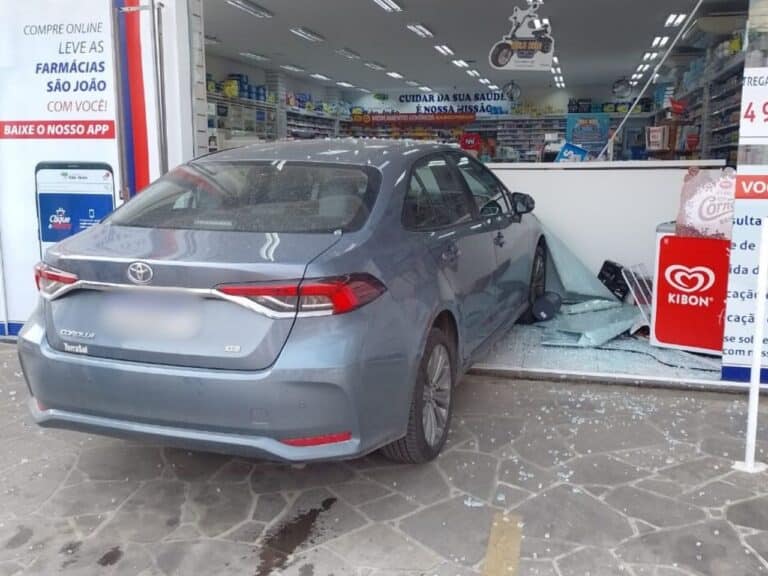 Camaquã: motorista perde controle de veículo e invade farmácia