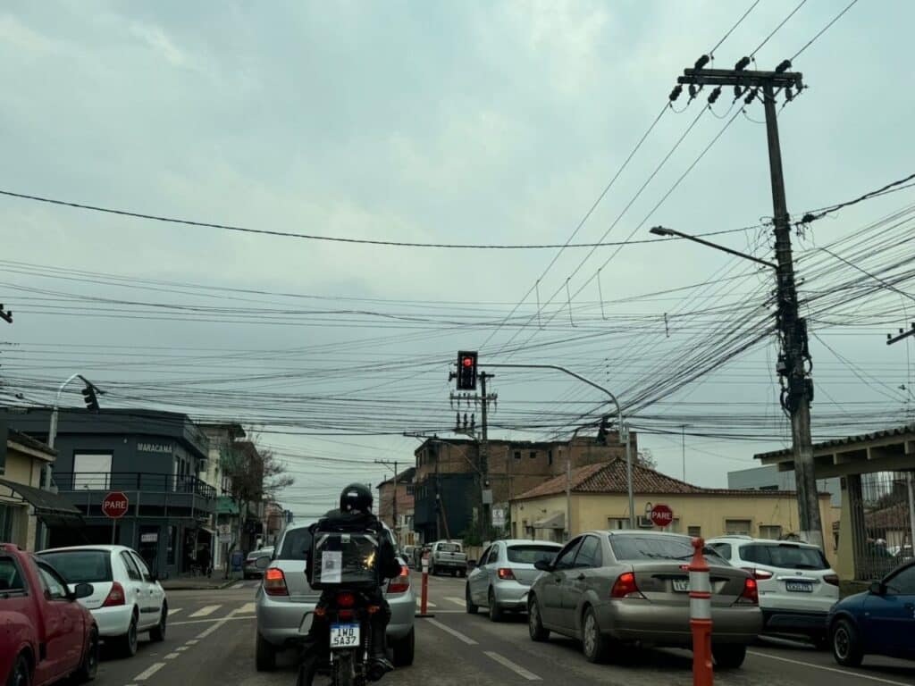 Fim dos acidentes? Sinaleiras ja etão funcionando em esquina perigosa de Camaquã