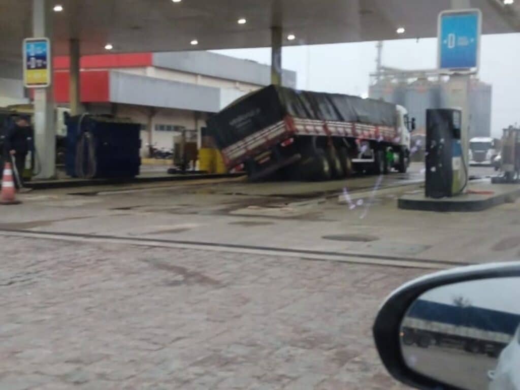 Camaquã: caminhão carregado com soja tomba em posto de combustíveis