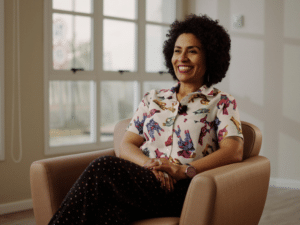 Janaína Ferreira, 43 anos, mesmo após o diagnóstico, segue uma vida plena e com qualidade. Foto: Tom 8D/Divulgação