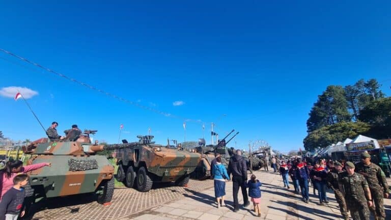 Veículos do Exército utilizados nas enchentes estão em exposição no Parque