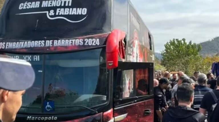 Ônibus com a dupla César Menotti e Fabiano sofre acidente