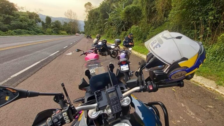 PRF realiza operação de fiscalização de motocicletas na serra gaúcha