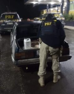 PRF prende contrabandista com carro carregado de agrotóxicos em Pelotas