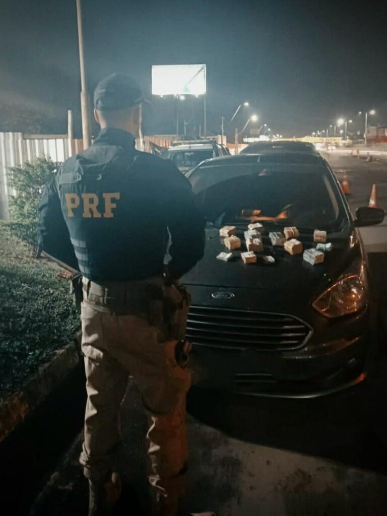 PRF apreende mais de 140 mil reais escondidos em carro de transporte por aplicativo