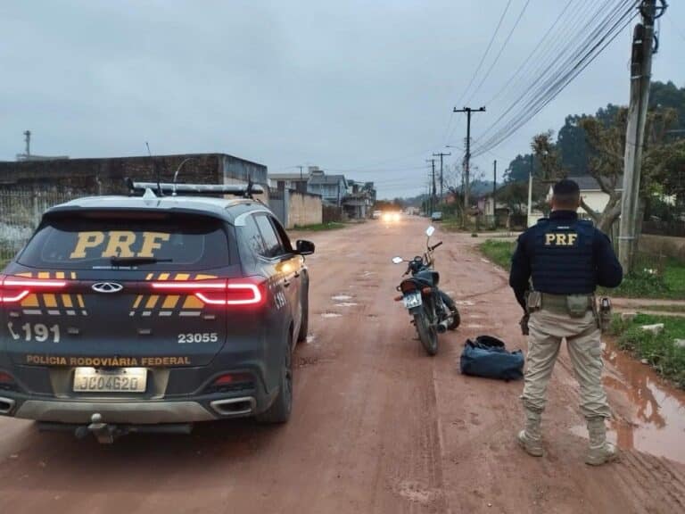 Camaquã: policia autua motociclista com moto em passarela