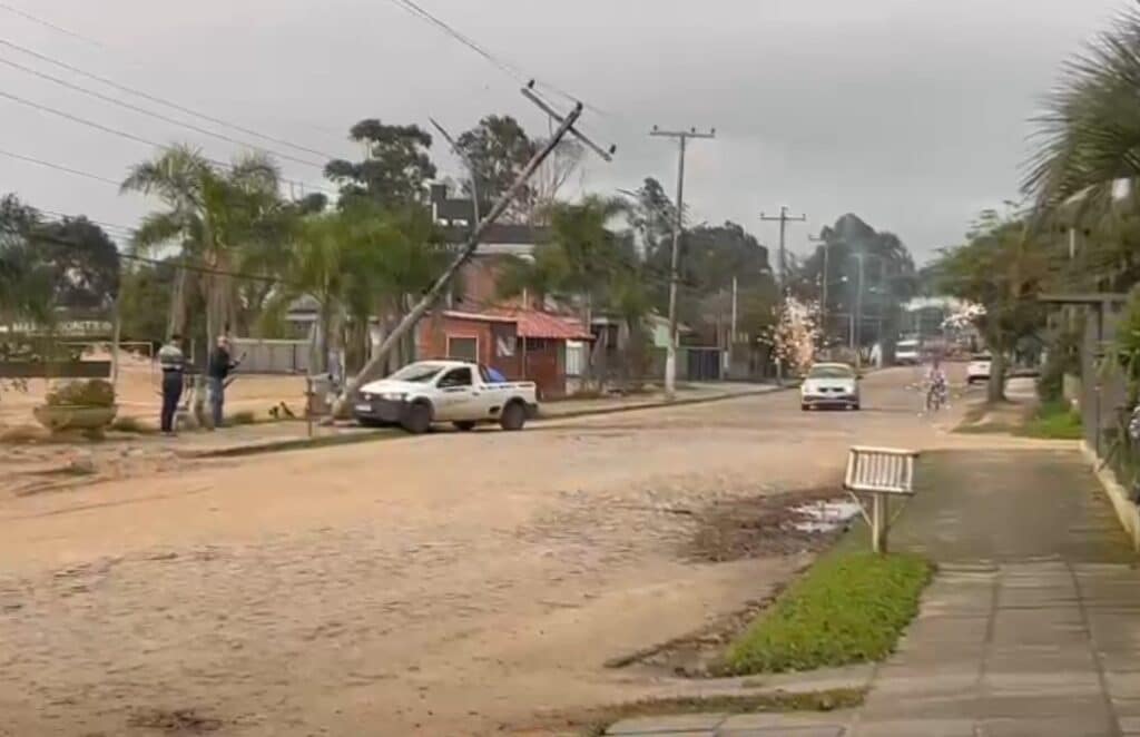 Camionete bate em poste de energia elétrica em Arambaré