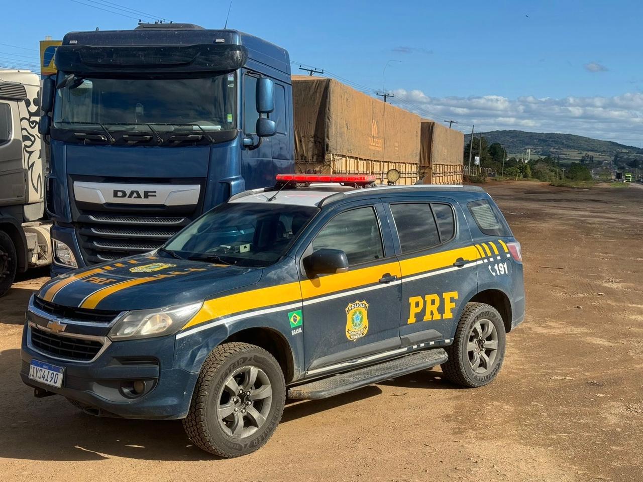 PRF recolhe carreta que transitava com as placas encobertas em Guaíba