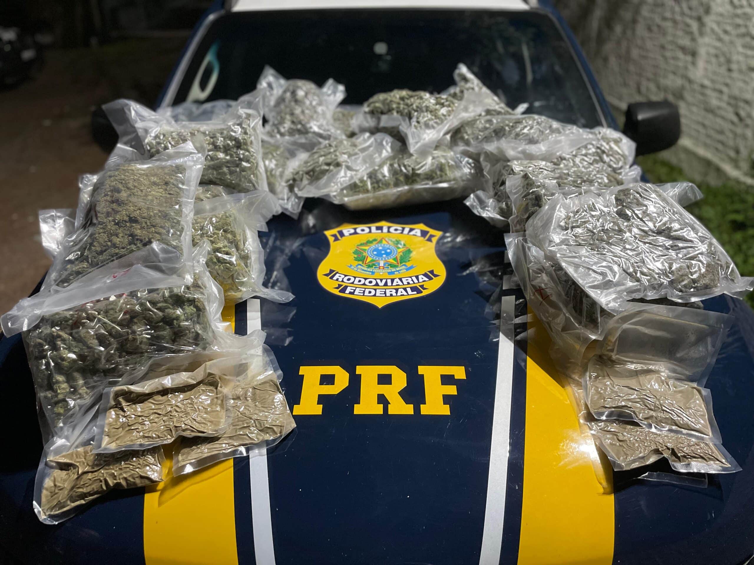 PRF prende passageira de ônibus com skunk e kief em Bagé