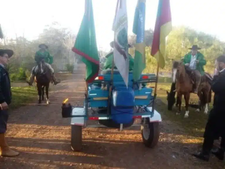 Tradicionalistas de Camaquã iniciam jornada para trazer a chama farroupilha