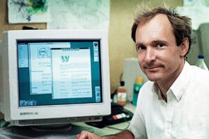 Tim Berners-Lee é o criador do primeiro site da internet. Foto: Internet.