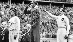 Jesse Owens no pódio dos Jogos Olímpicos de Berlim, em 1936. Foto: Internet.