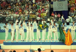 A seleção brasileira de vôlei masculino no pódio. Foto: Internet/Acervo