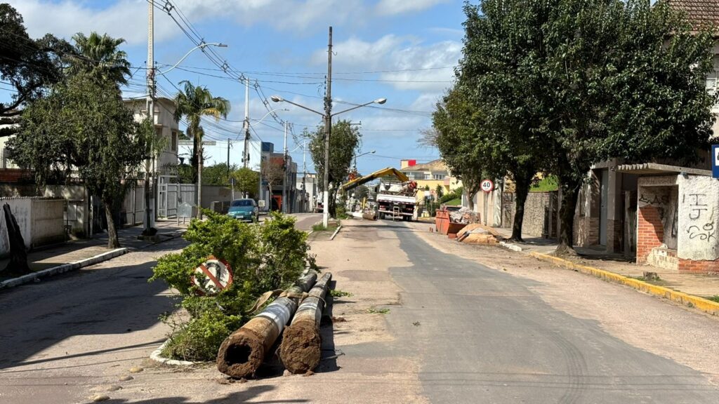 Camaquã: inicia remoção de postes dos canteiros da Sete de Setembro