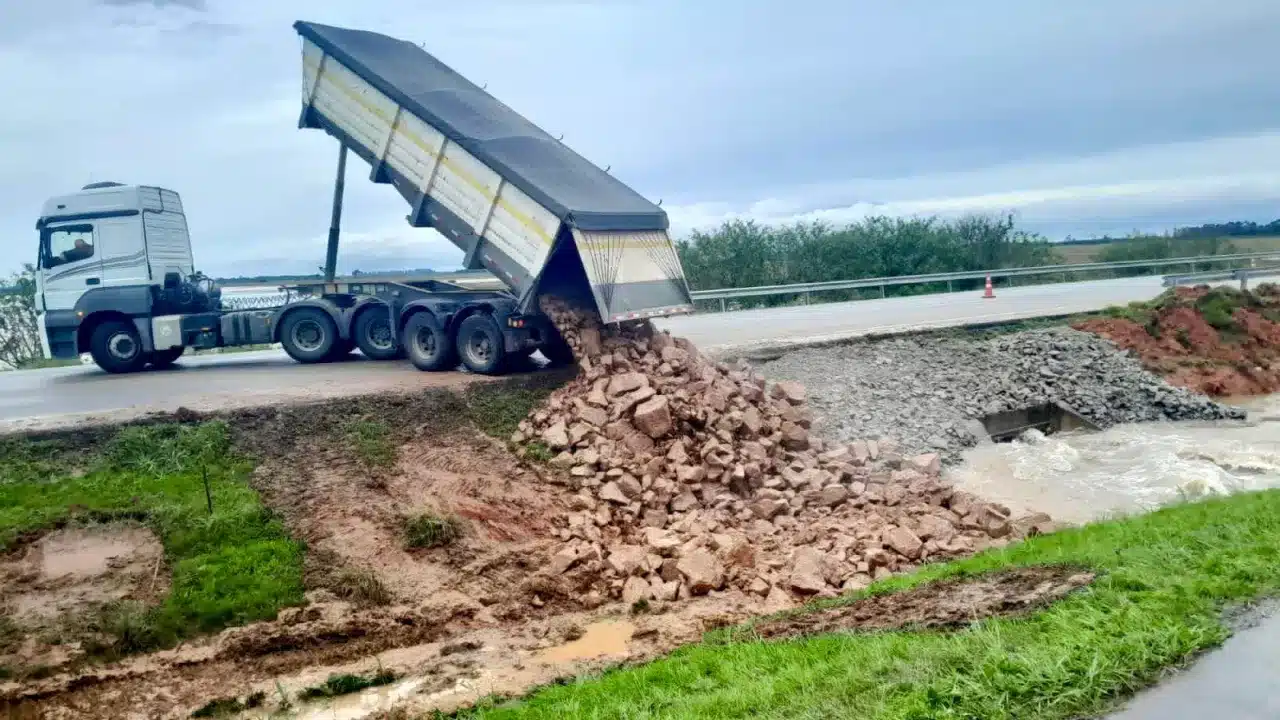 Trânsito na BR-116 em Camaquã segue com desvio