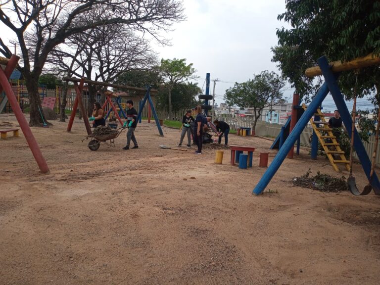 Comunidade realiza multirão de limpeza na Escola Cônego Luiz Walter Hanquet