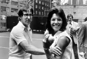 Billie Jean King e Bobby Riggs na quadra de tênis. Foto: Reprodução/Internet