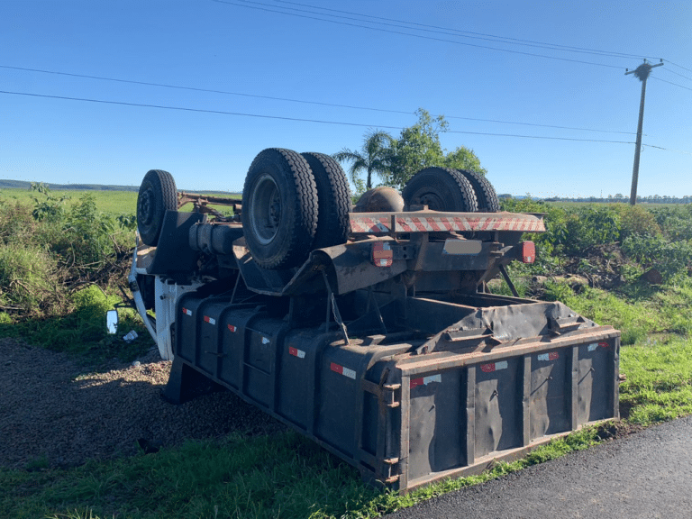 PRF confirma embriaguez de motorista que tombou caçamba em Camaquã