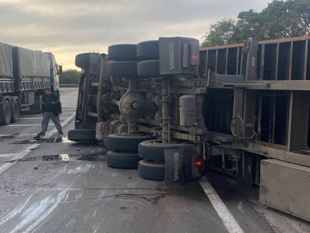 Acidente com caminhão interdita parcialmente a BR-392 em Rio Grande