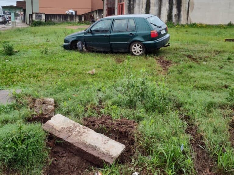 Camaquã: motorista perde controle e acaba em terreno baldio