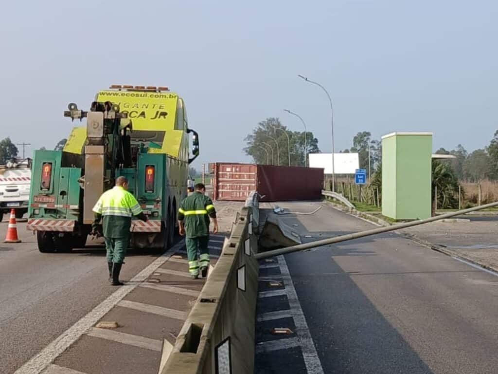 Acidente com carreta causa interdição na BR-392 em Rio Grande