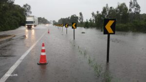 Algumas partes das rodovias estão inundadas desde o início das chuvas na segunda-feira (23). Foto: Ecosul/Divulgação