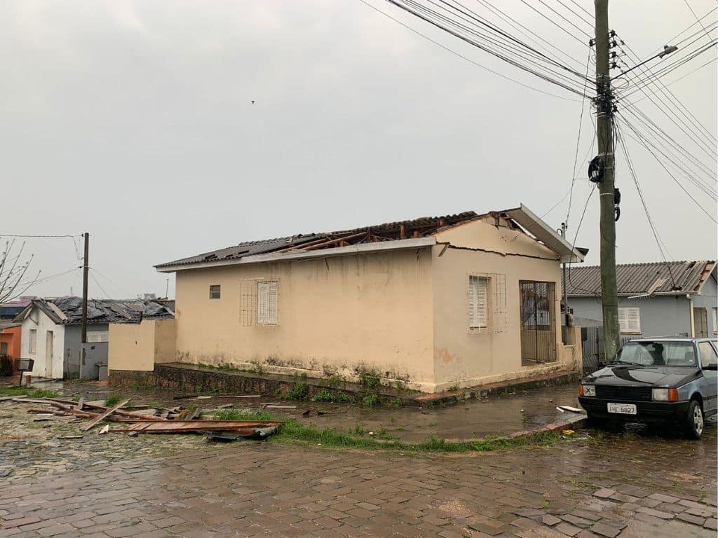 Camaquã: acidentes em telhados deixam feridos após temporal