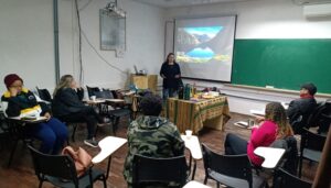 A ação contou com a presença do pescador artesanal Clodoaldo de Freitas e da professora da educação infantil, Daniela Lessa. Foto: Divulgação