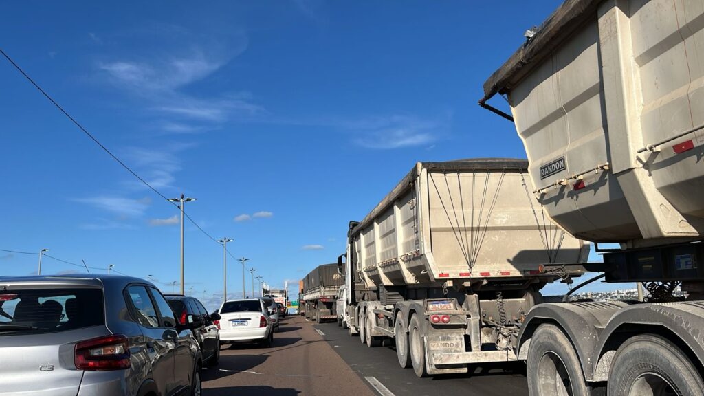 Homem cai no Rio Guaíba e causa bloqueio de trânsito na Nova Ponte