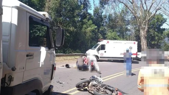 Motociclista morre após colisão com caminhão na BR-116