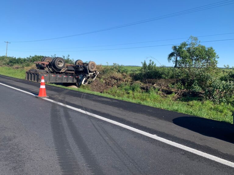 Caminhão tomba na BR-116 em Camaquã após motorista perder o controle