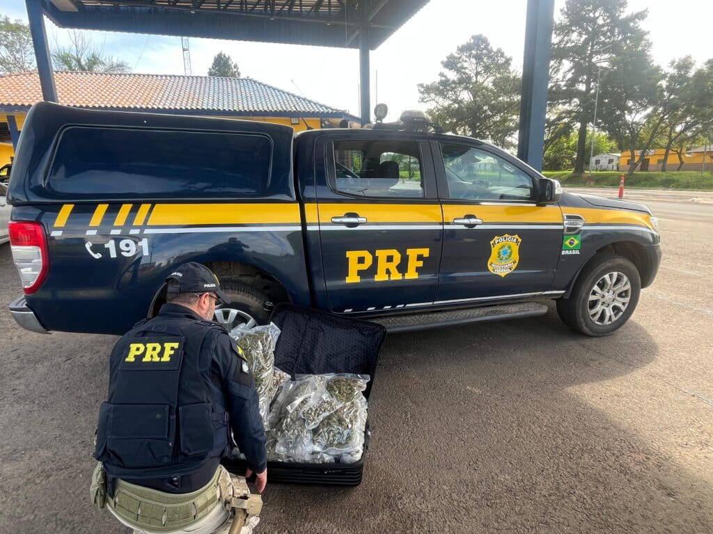 PRF prende passageira de ônibus com cerca de 10 quilos de skunk em Rosário do Sul