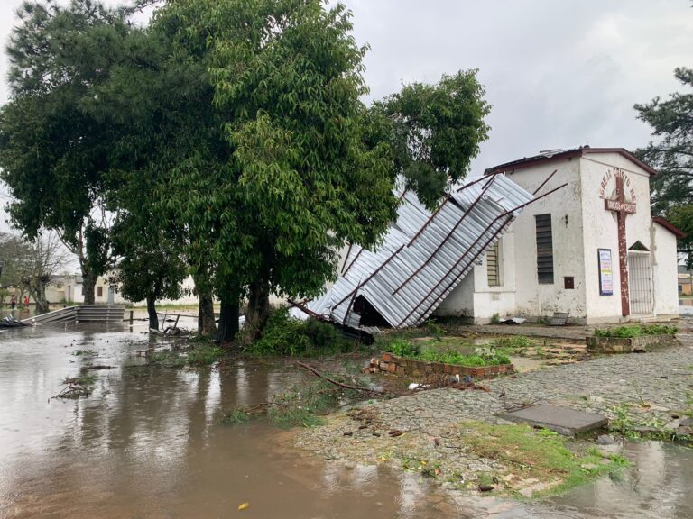 Camaquã: ventos fortes destroem parte do telhado de Igreja