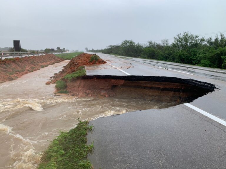 BR-116 interditada em Camaquã após destruição da pista