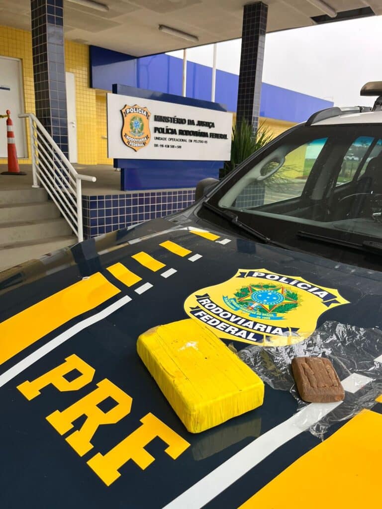 PRF prende traficante transportando cocaína em carro de transporte por aplicativo em Pelotas. Foto: Polícia Rodoviária Federal