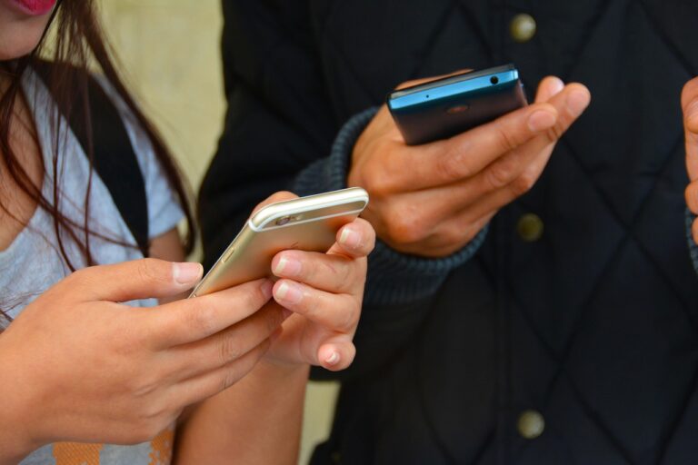 MEC anuncia criação de projeto de lei para vetar celulares em escolas