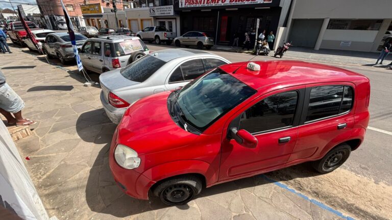 Motorista perde controle de veículo, bate em três motos e um carro em Camaquã. Foto: Rodrigo Vicente | Acústica FM