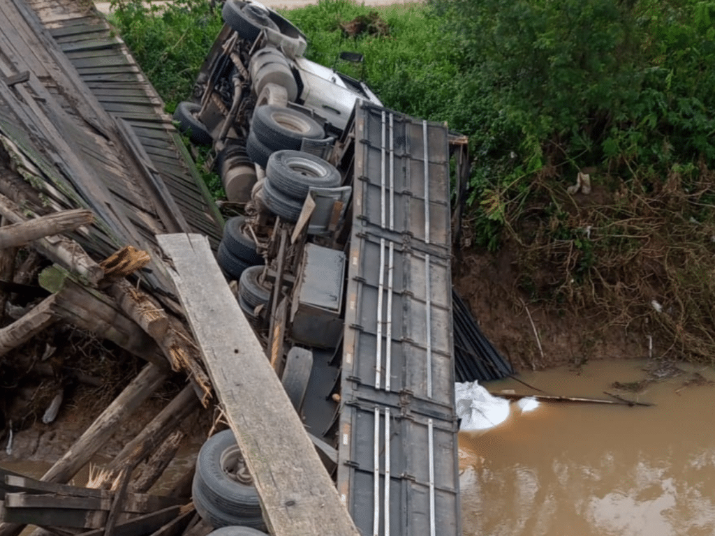 Ponte cede e caminhão cai no Banhado do Colégio