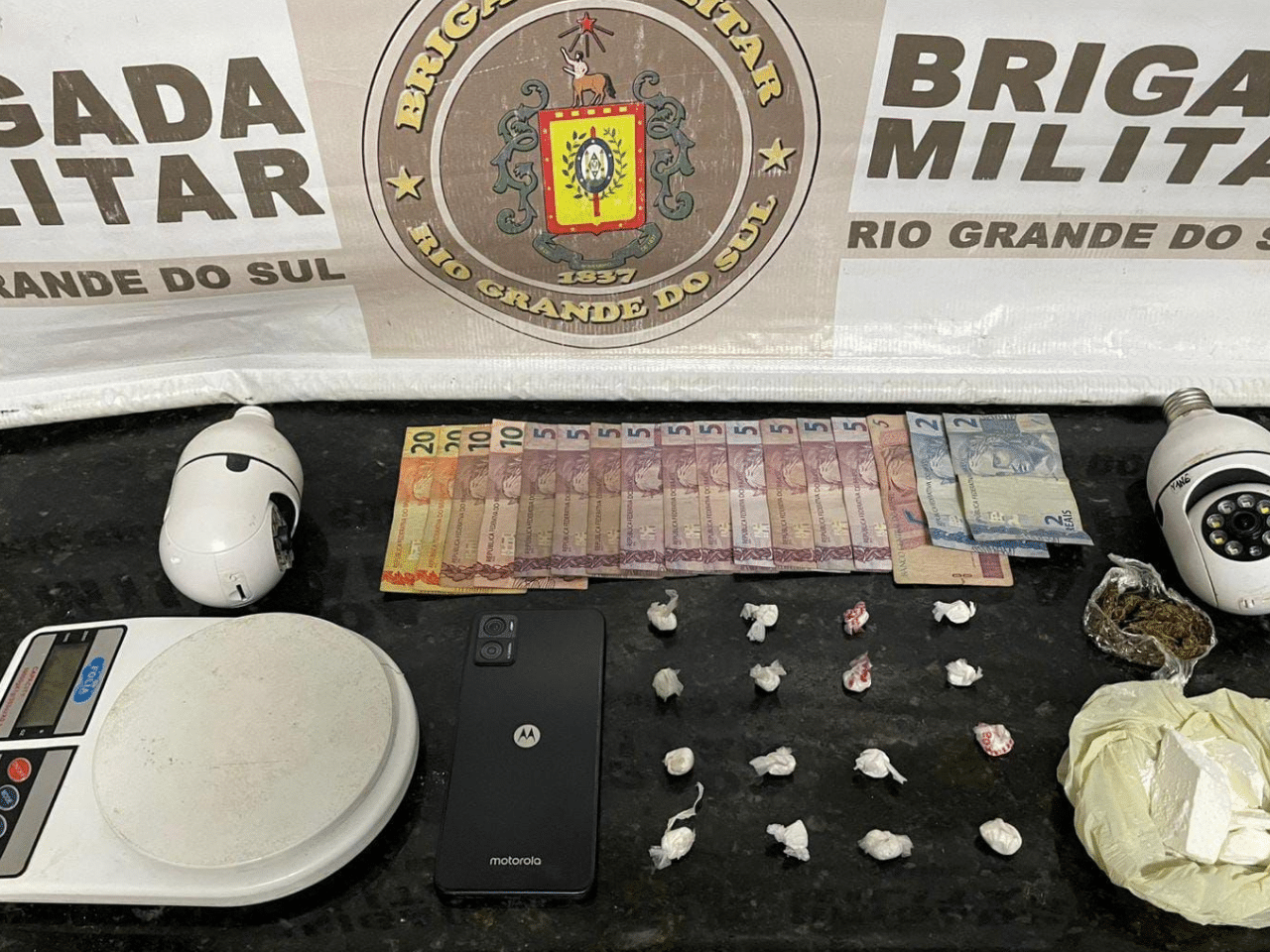 Jovem é preso por tráfico de drogas em ação da Brigada Militar em Camaquã