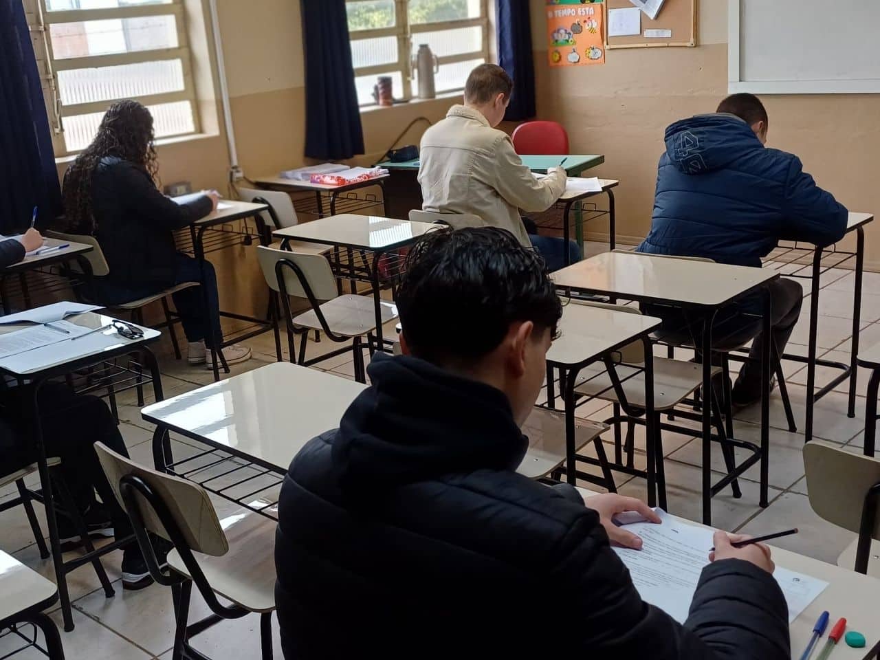 Escola Ana César realiza simulado para preparar alunos para o Enem e vestibulares