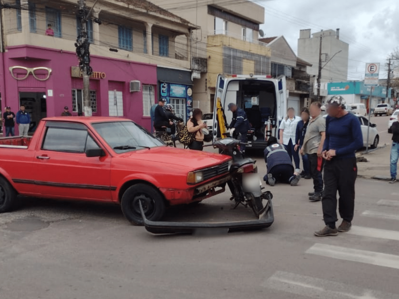 Acidente entre caminhonete e moto deixa ferido no centro de Camaquã