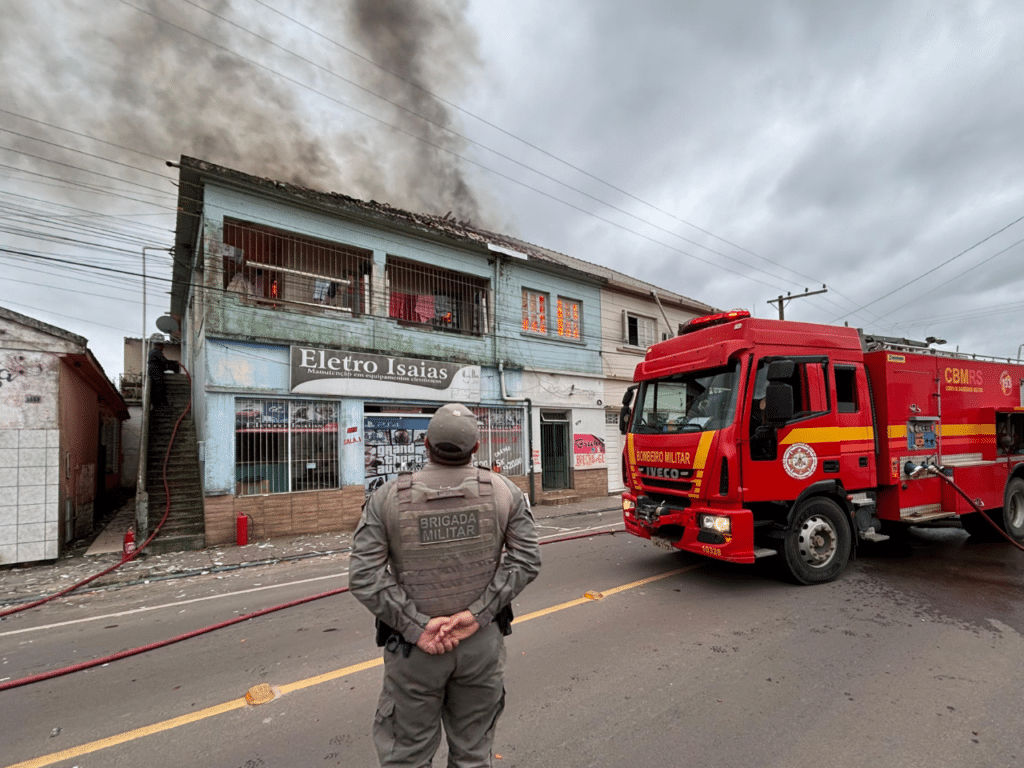 Incêndio atinge prédio no centro de Camaquã