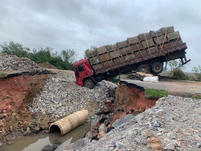 Caminhão cai em desvio da BR-116 em Camaquã