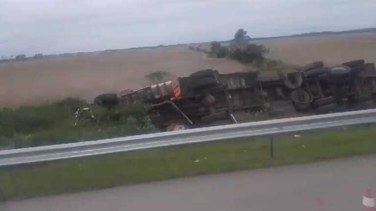 Motorista dorme ao volante e tomba carreta às margens da BR-116