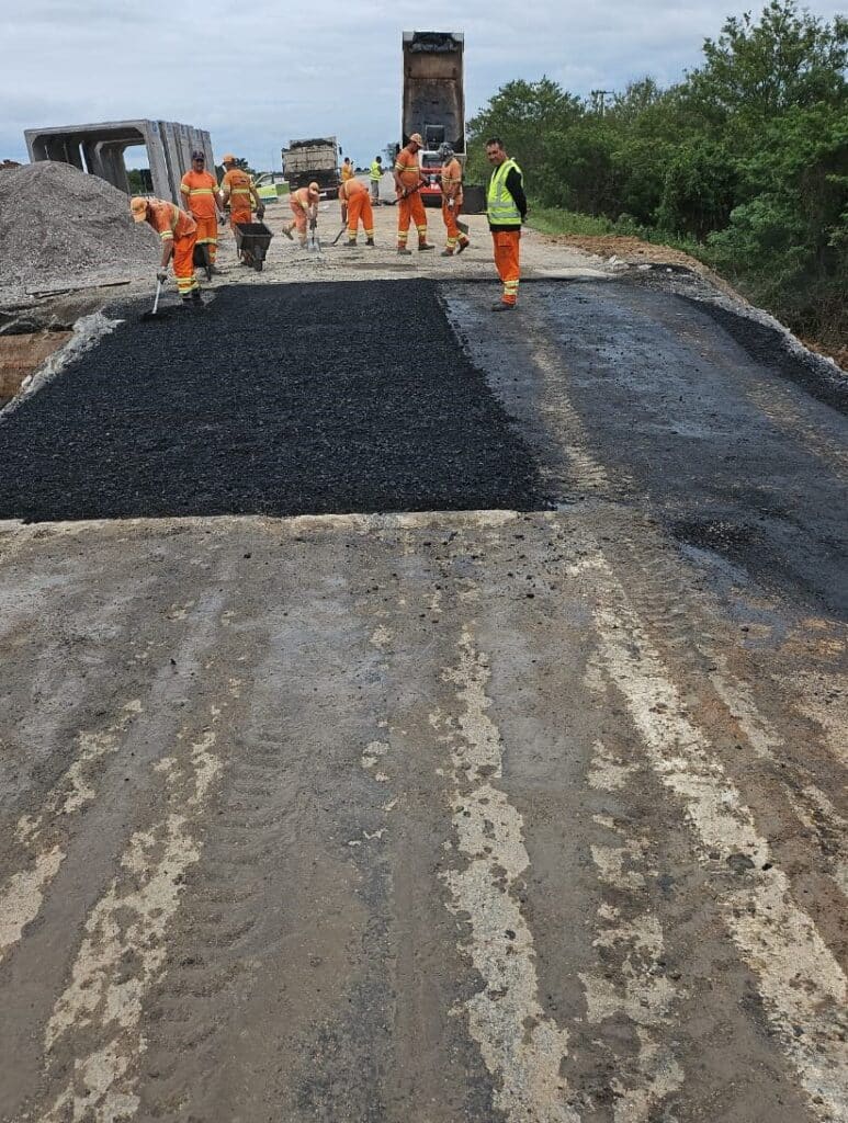 Ecosul libera fluxo na pista sul no km 407 da BR-116 em Camaquã