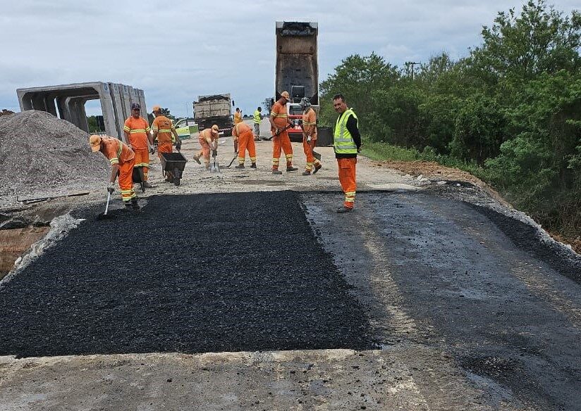 Ecosul libera fluxo na pista sul no km 407 da BR-116 em Camaquã