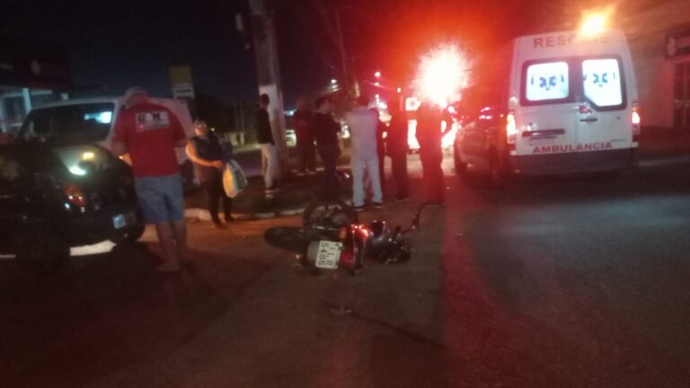 Acidente com moto e carro deixa ferido na faixinha