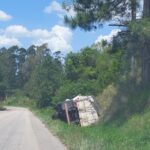 Caminhão tomba às margens da ERS-350 entre Camaquã e Chuvisca