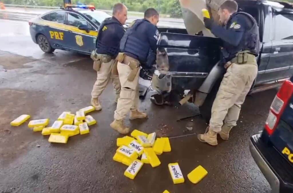 PRF prende homem transportando 100 kg de cocaína escondidos na lataria de caminhonete