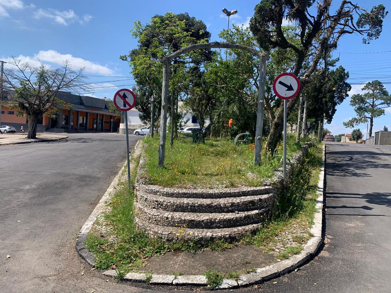 Moradores pedem limpeza da Praça da Santa Cruz em Camaquã. Foto: Valério Weege | Acústica FM